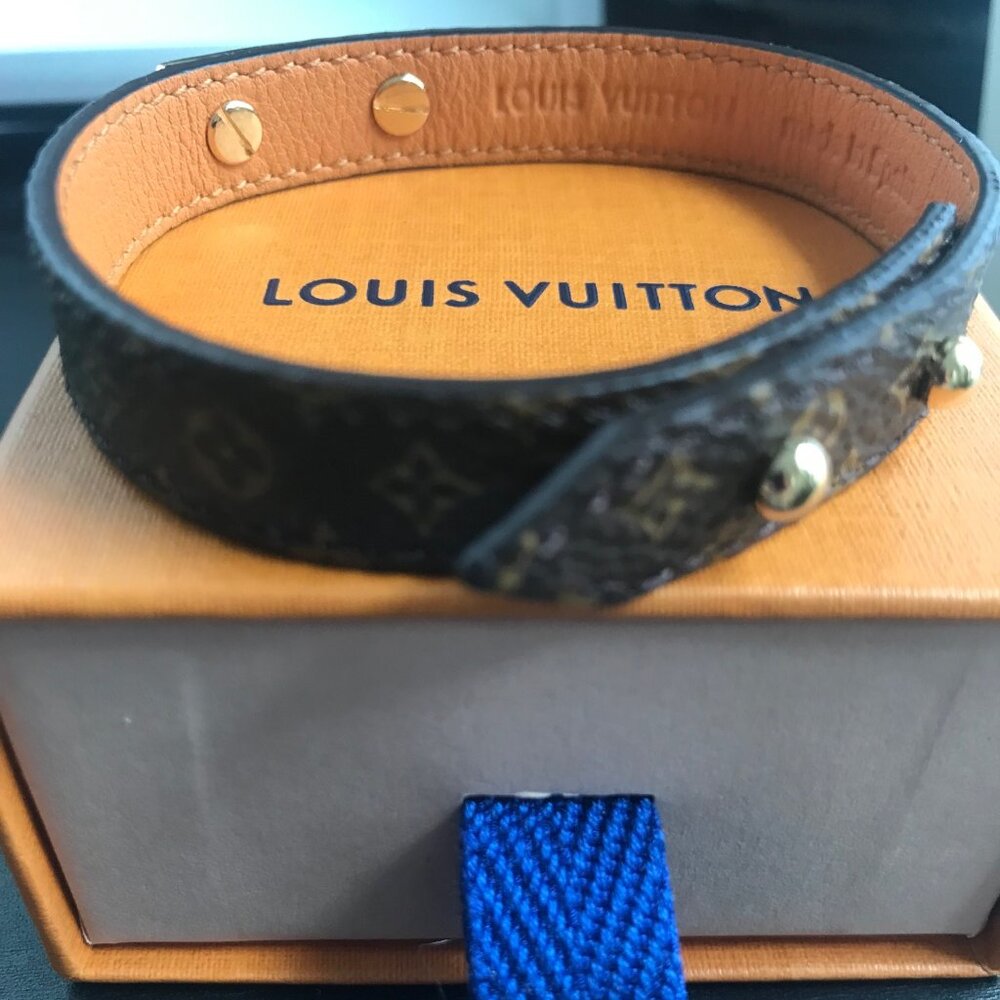 LV bracelet with a logo pendant, excellent condition